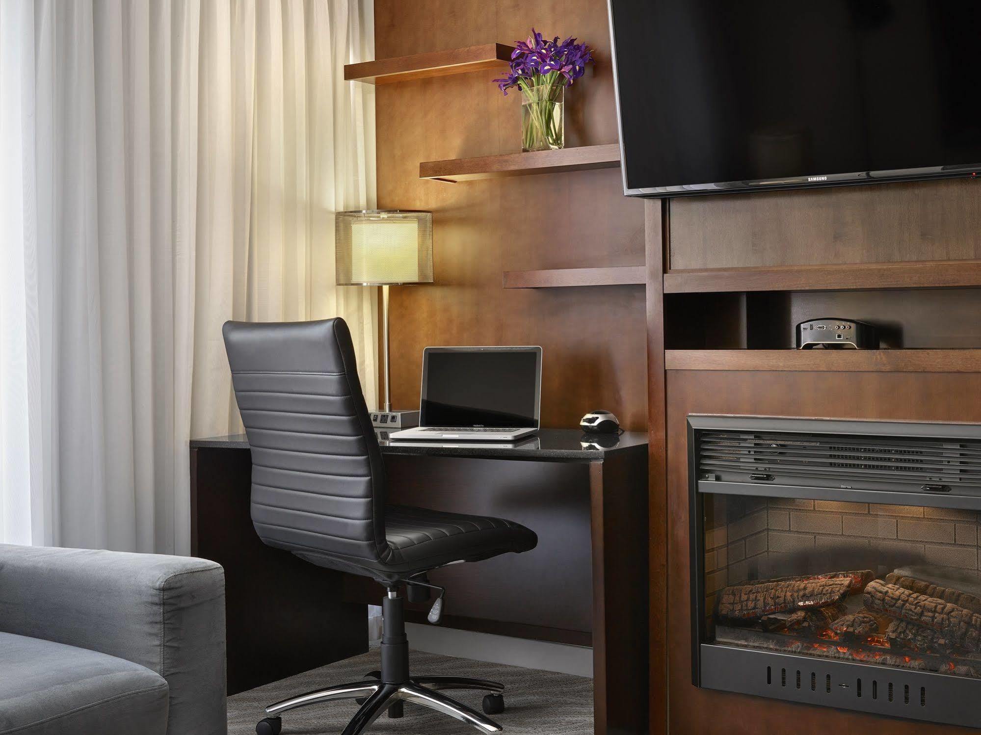 Matrix Hotel Едмънтън Екстериор снимка