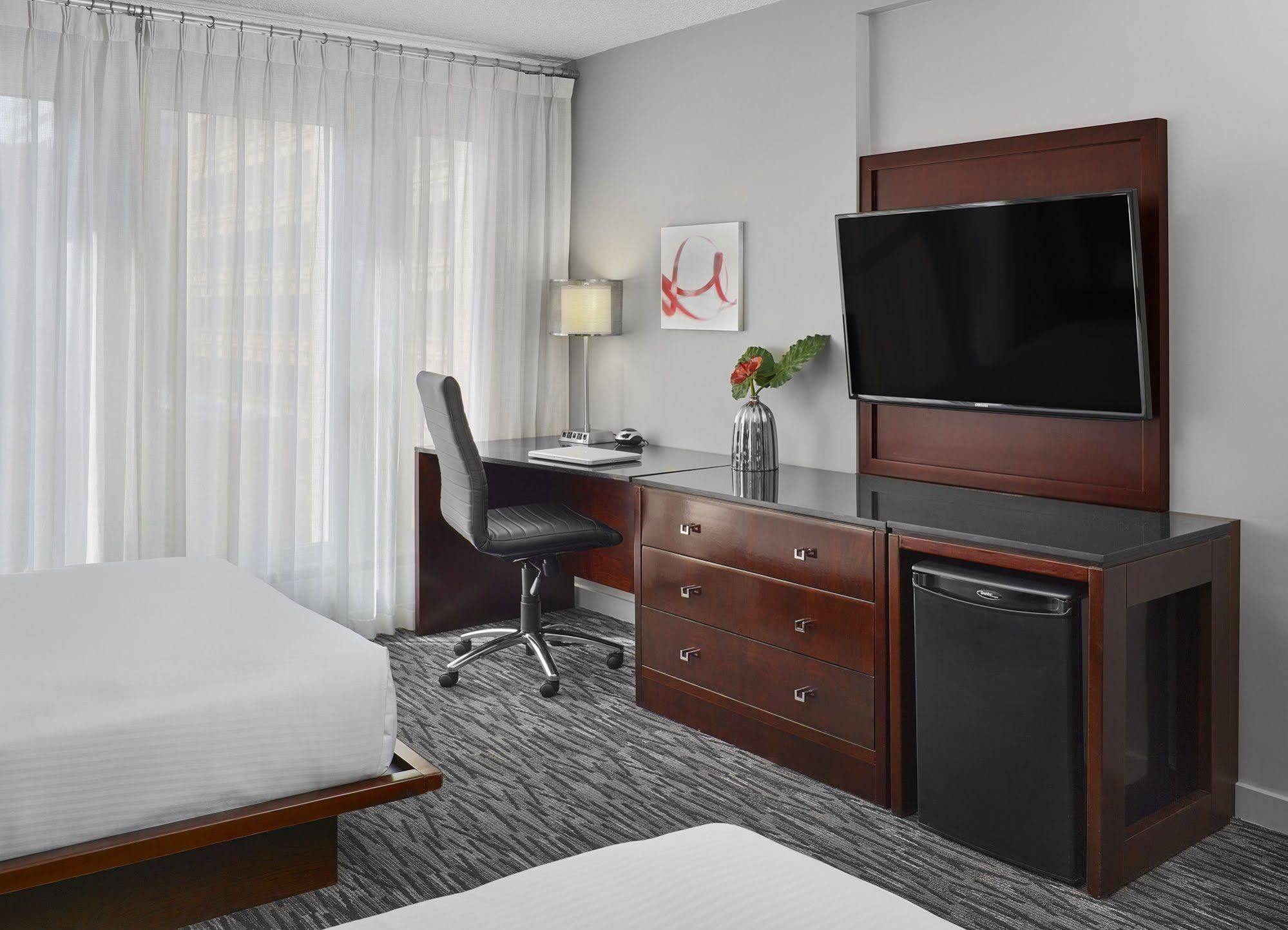 Matrix Hotel Едмънтън Екстериор снимка